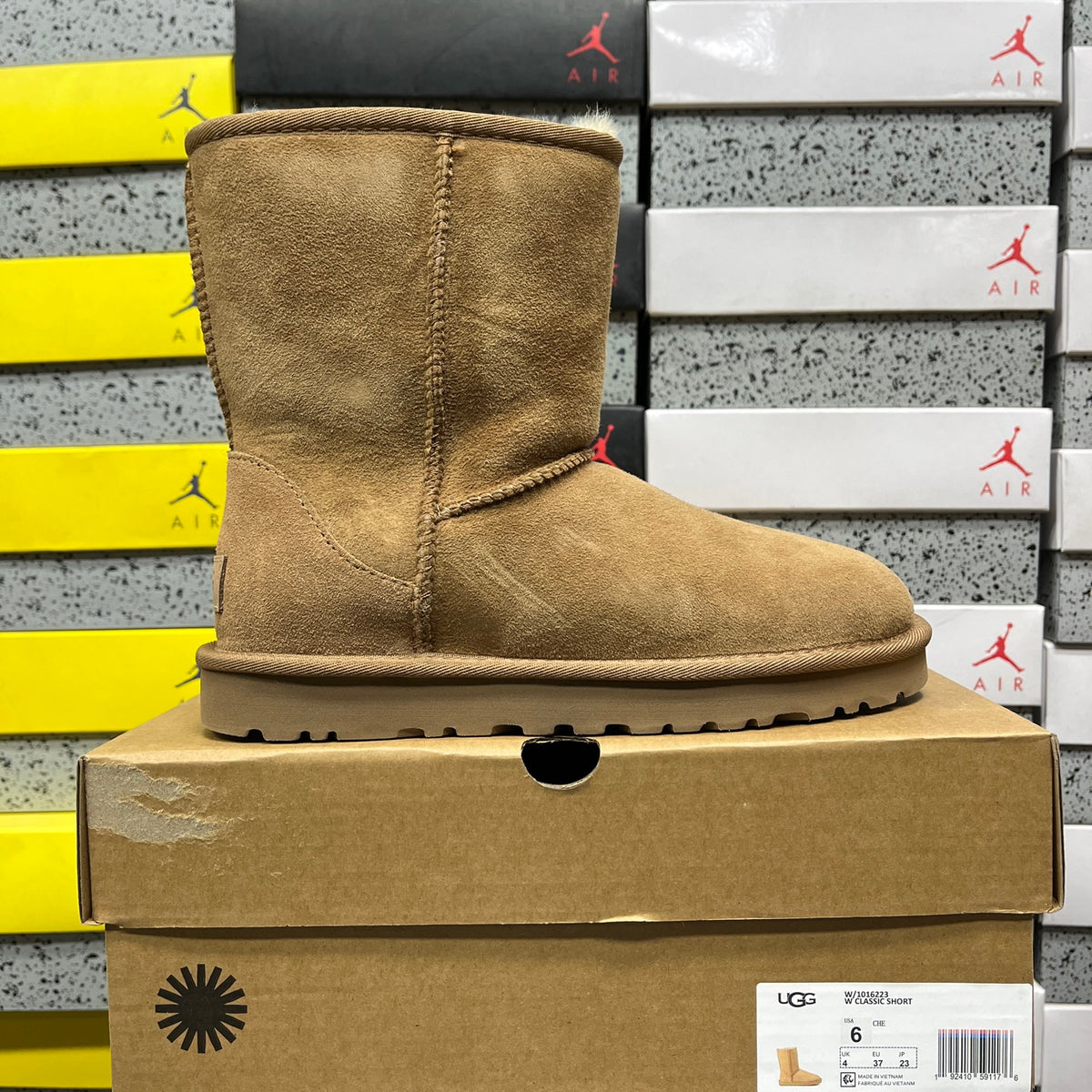 UGG Chestnut Classic Short Winter Boots