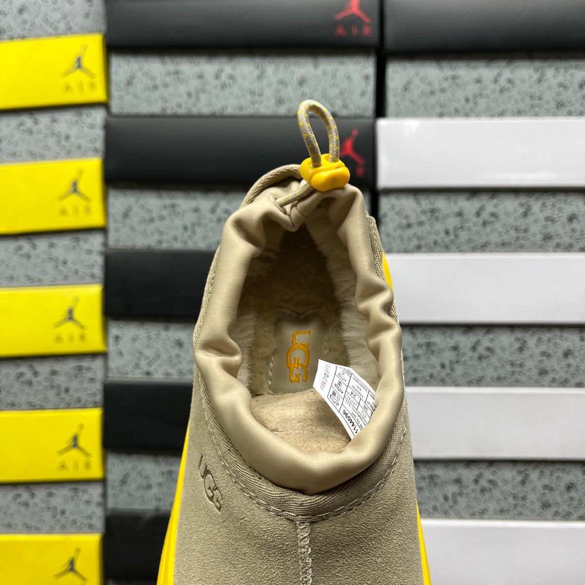 UGG Walnut Brown Drawstring Slip-On Shoes with Cream Chunky Sole（副本）