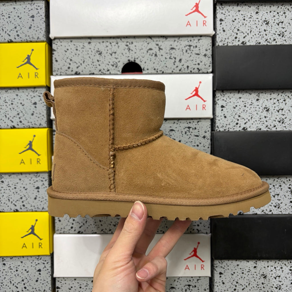 UGG Chestnut Classic Short Winter Boots
