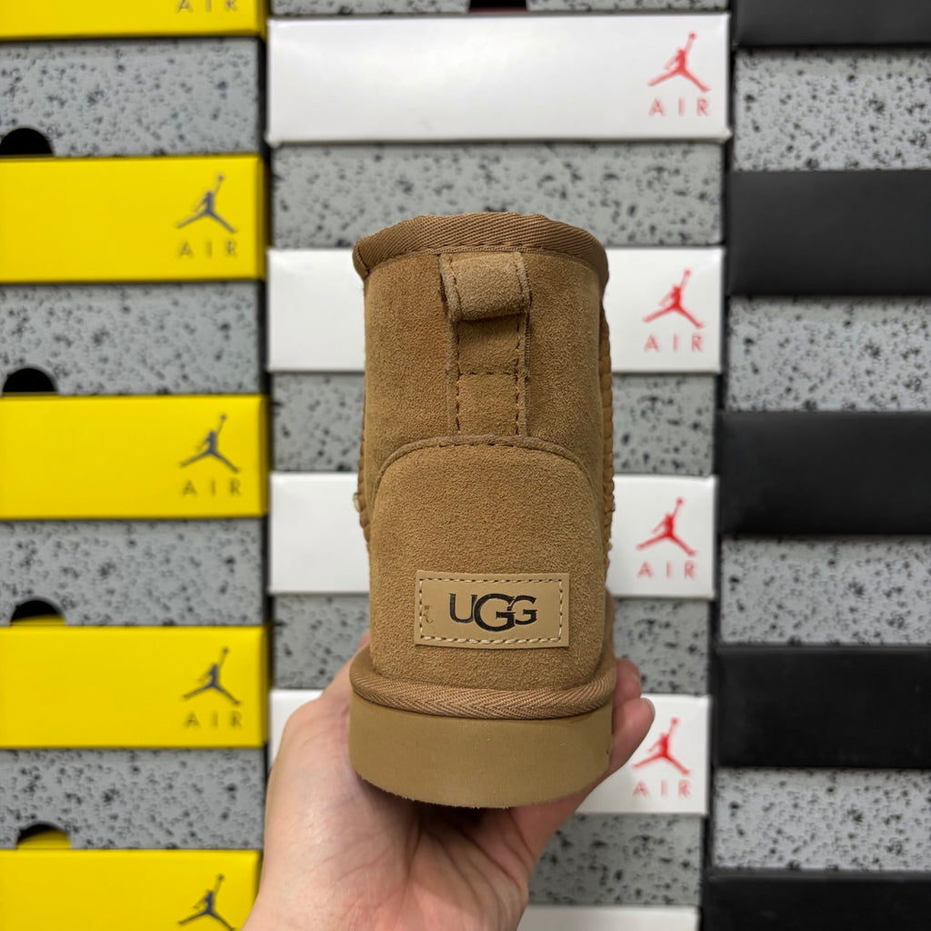 UGG Chestnut Classic Short Winter Boots